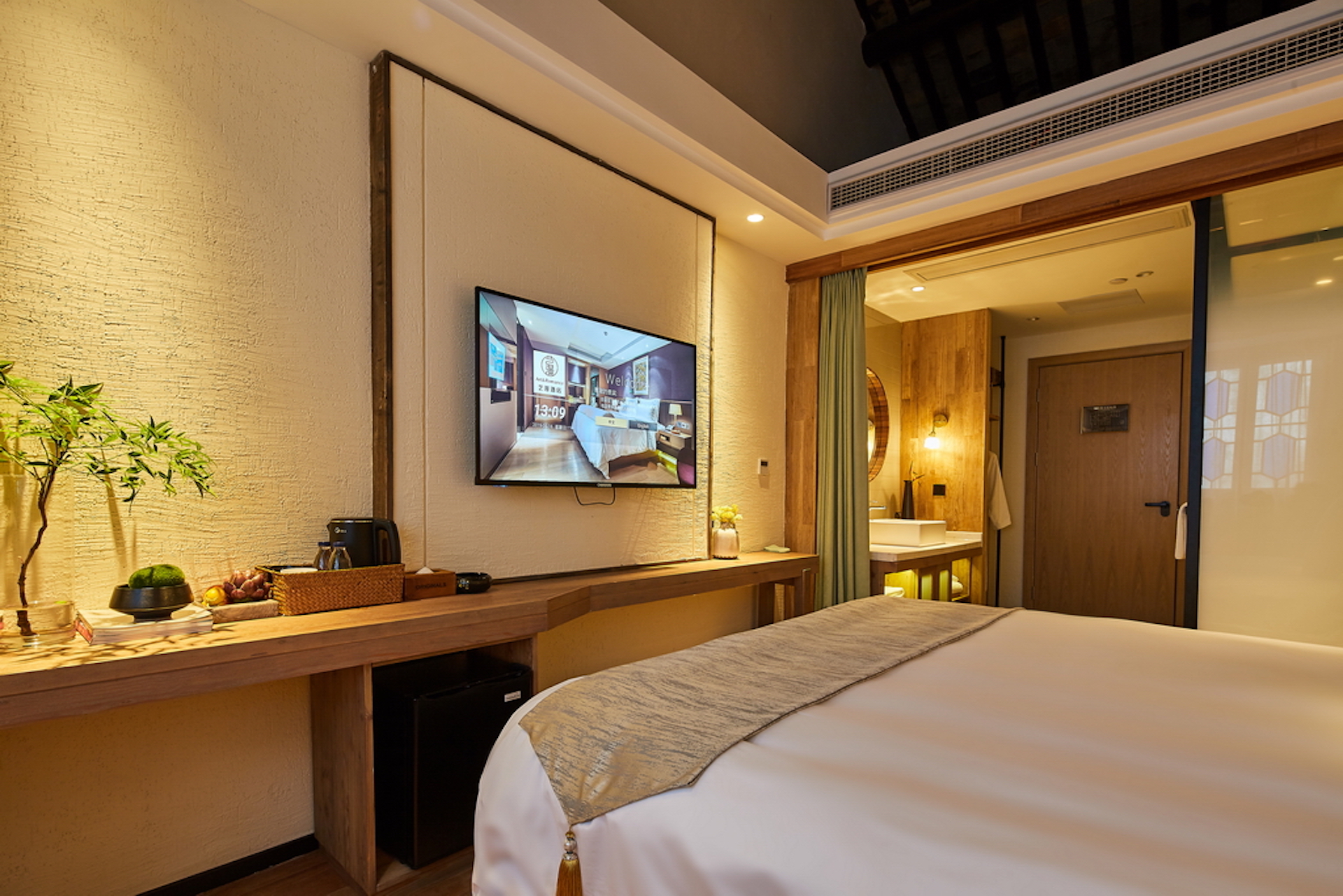 Yiman Hotel (Suzhou Guanqianjie Pingjiang Road Scenic Area)民国大床房（智能声控+小冰箱+乐家衞浴）