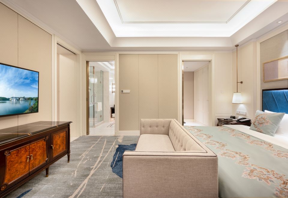 The Purple Palace NanjingZhongshan Building Deluxe Lake-View Suite - Panoramic Lake And Mountain View