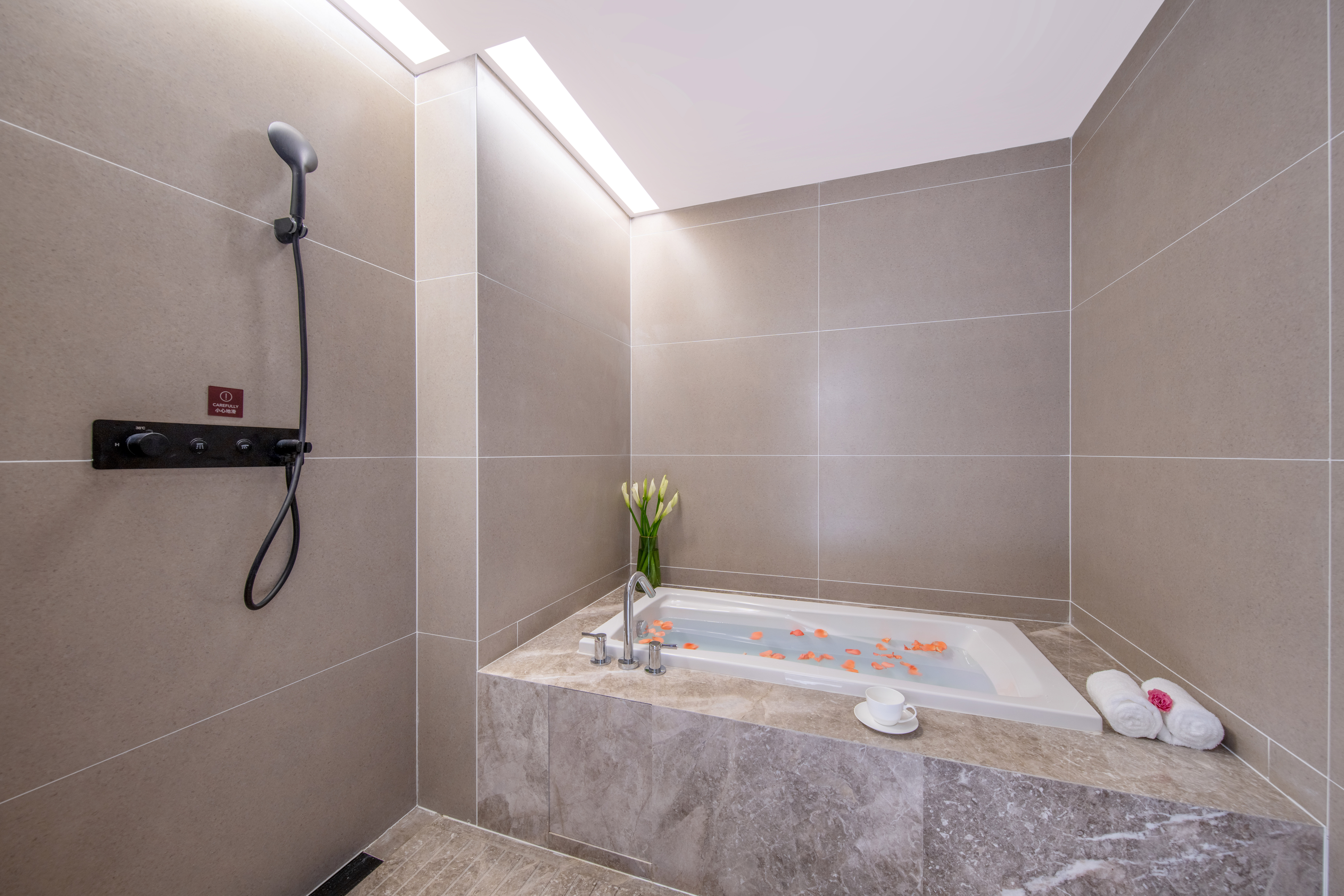 套房（智能客控+小冰箱）