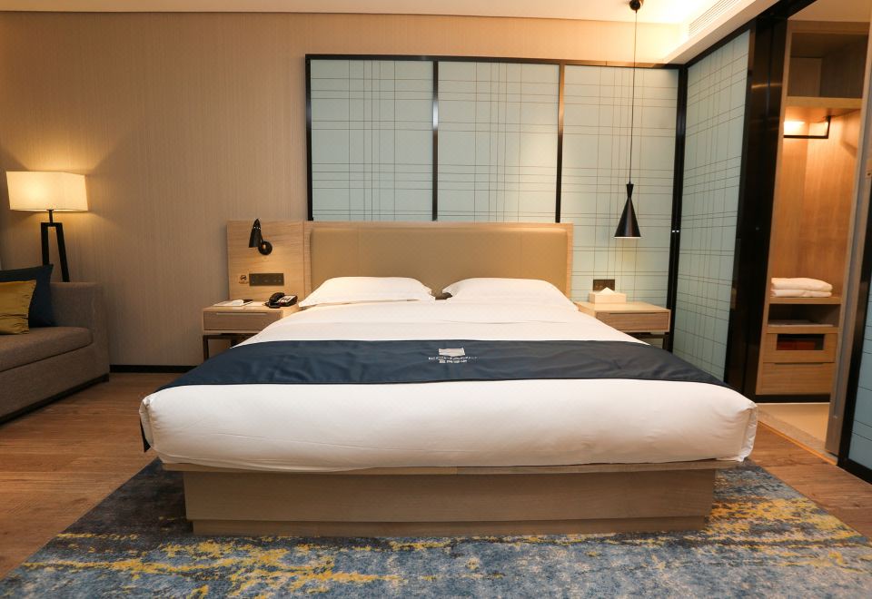 高级大床房（高层全景落地窗视野+房间宽敞+乾湿分离）