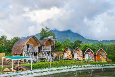 Strawberry Guyabano Farm Hotel di 