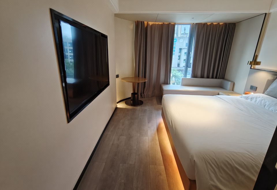 设计师优享大床房（智能客控+落地大窗+遮光窗帘）