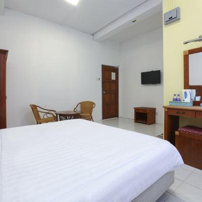 Bilik Deluxe King Kupon OYO 89931 Aqamar Raxxiz Inn 1