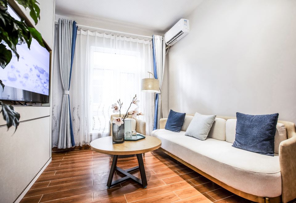 月若流金高级大床房（小冰箱+智能客控+手机投屏）