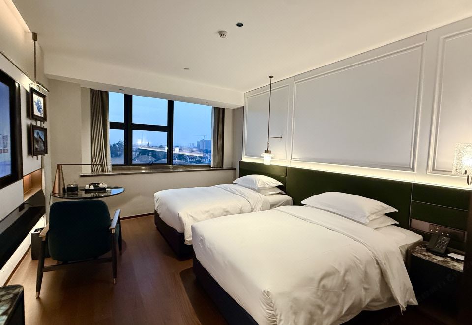 阳光双床房（明亮视野+智能客控+Mini Bar）