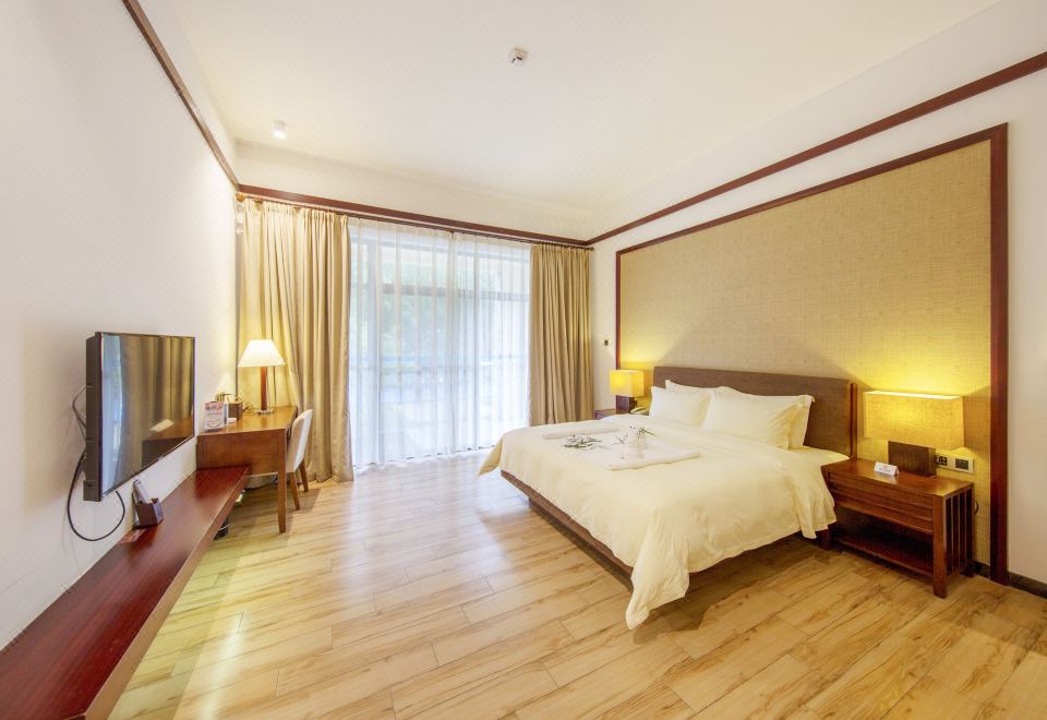 Baodun Lake Hushan Hot Spring ResortVenice Hot Spring Villa - 3-Room, Near Water (Slide)