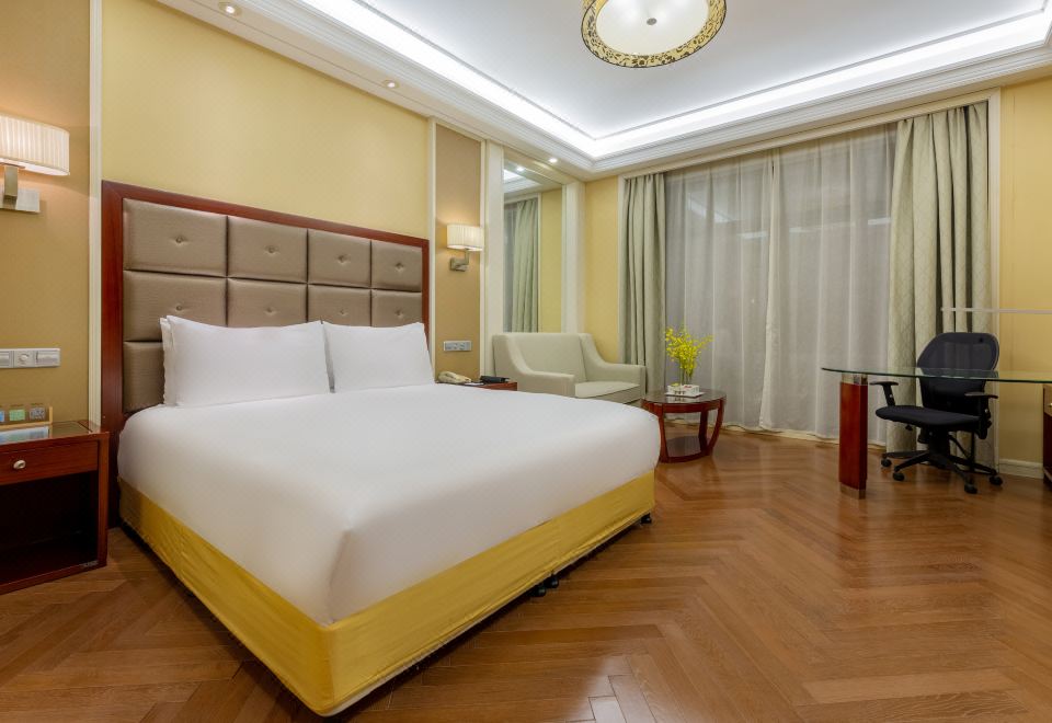 S&N Grand Hotel ChaohuDeluxe Panoramic Queen Room