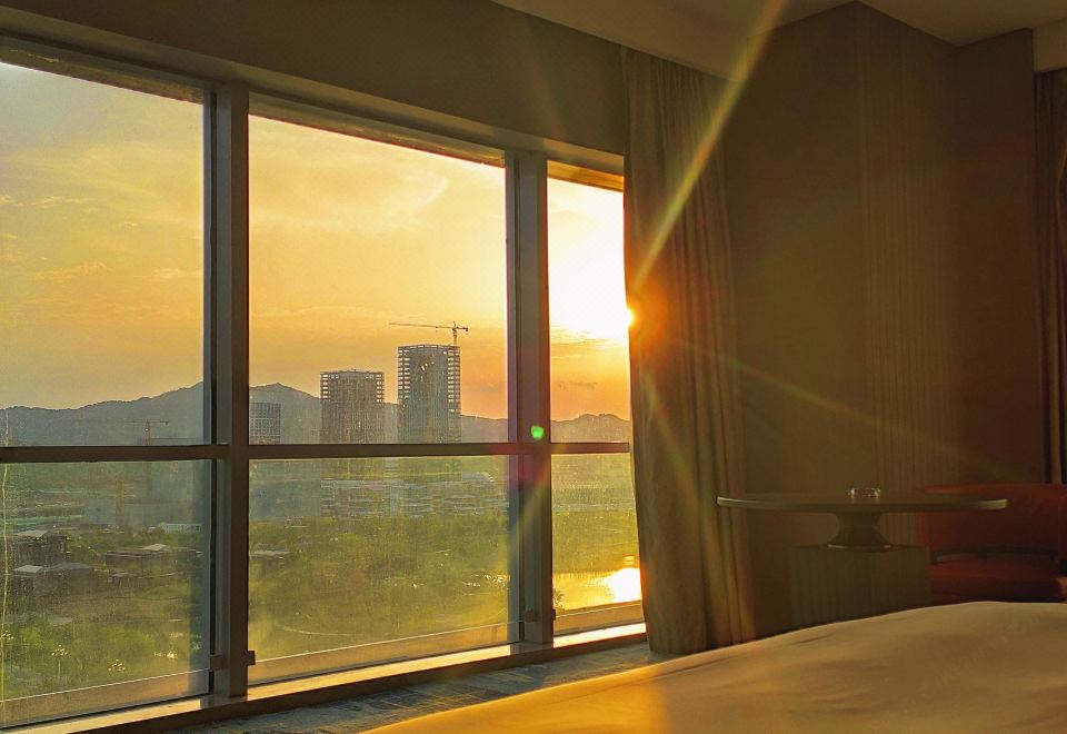 落日湖景豪華大床房