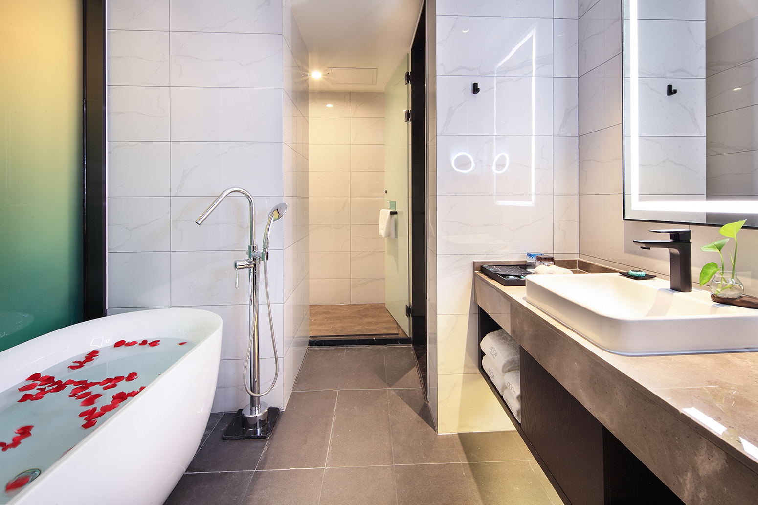 希岸影音大床房（时尚轻奢｜智慧客控｜风尚投屏）