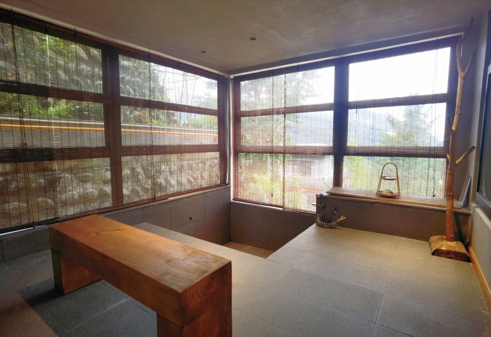 Qingcheng Mountain Qingwu HomestaySea View Private Hot Spring Projection Suite (Central Air Conditioning + Whole House Floor Heating)