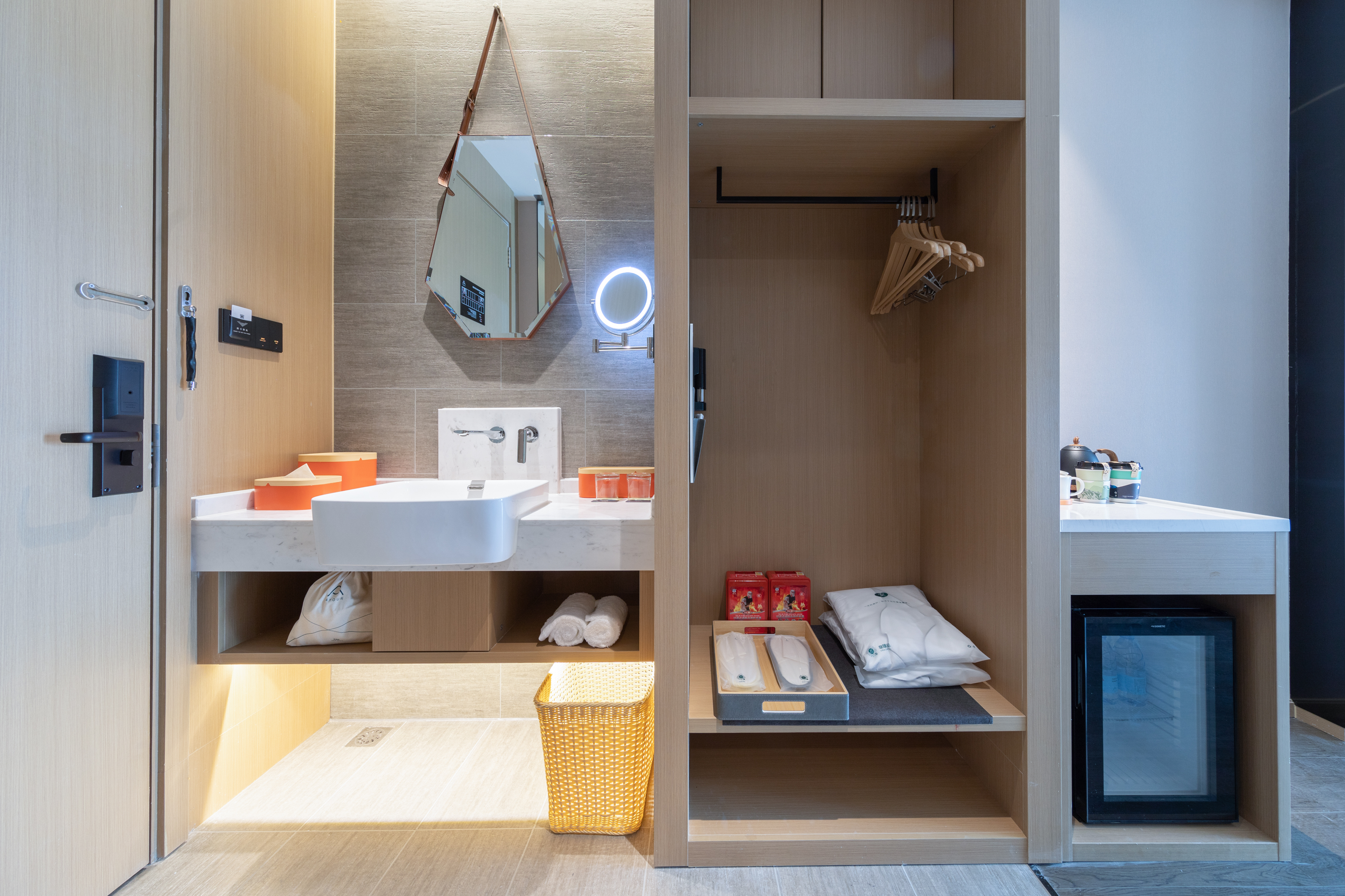 高级双床房（投屏电视+小冰箱）