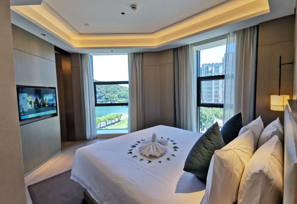 湖景至尊大床房