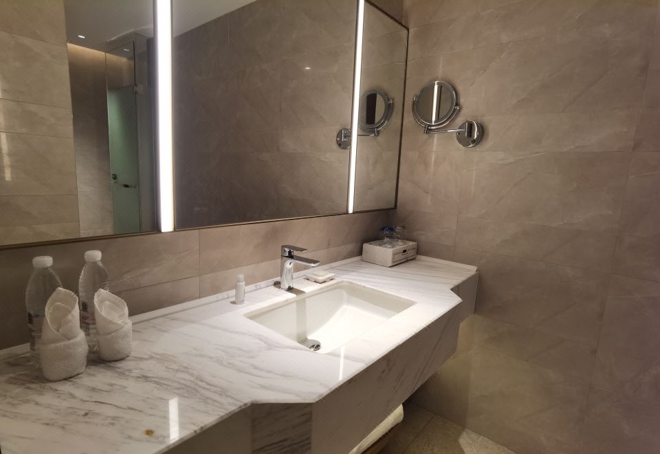 高級（無窗）大床房（負氧離子機器+喜臨門元夢床墊）