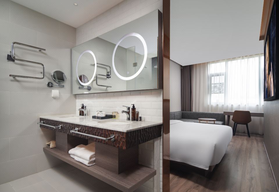 影音大床房（加熱毛巾桿+小冰箱+智能鏡）