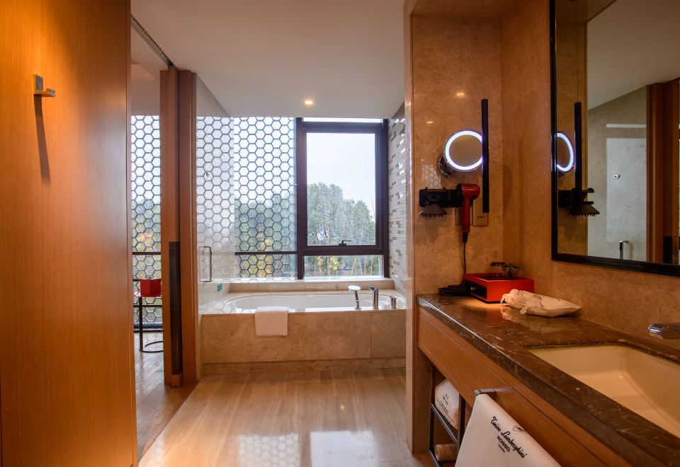 Suzhou Tonino Lamborghini Rosso HotelDeluxe Queen Room