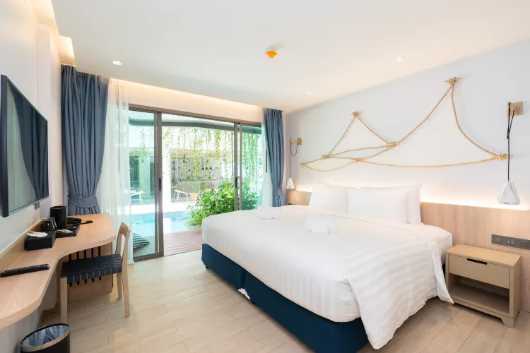 ห้องดีลักซ์เตียงใหญ่พร้อมทางเข้าสระว่ายน้ำ