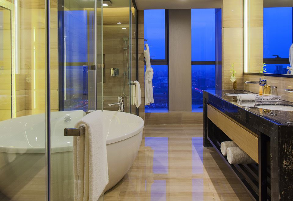 Crowne Plaza Tianjin MeijiangnanDeluxe Queen Room