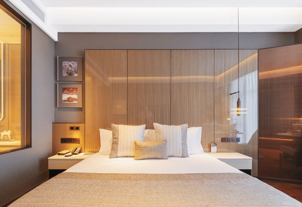 Deluxe Queen Room