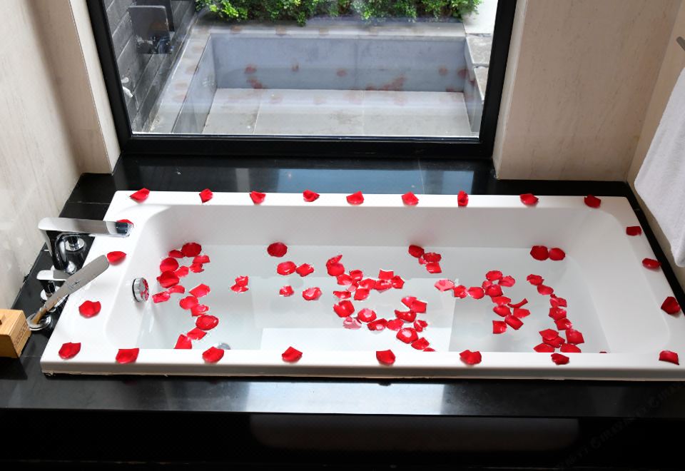 浪漫豪华泳池别墅大床房