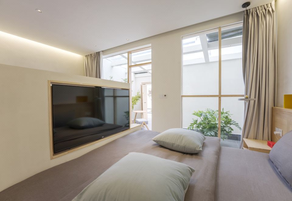 Leon Yu Mu Zhi Ye Designer Homestay (Dukezong Ancient City Store)Private｜ Courtyard Double Bed Room (Air Conditioning + Oxygen Supply + Independent Small Courtyard + Humidifier)