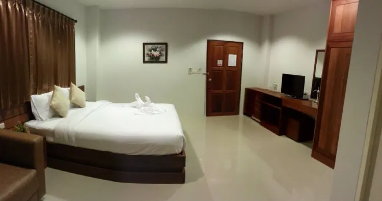 ห้องดีลักซ์ เตียงใหญ่ พร้อมระเบียง
