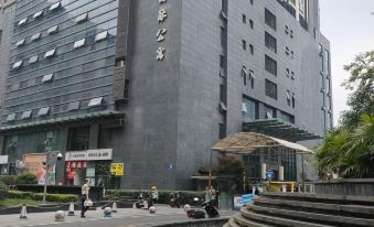 Chengdu Guomao Family Apartment (Jiuyanqiao Niuwangmiao Subway Station)