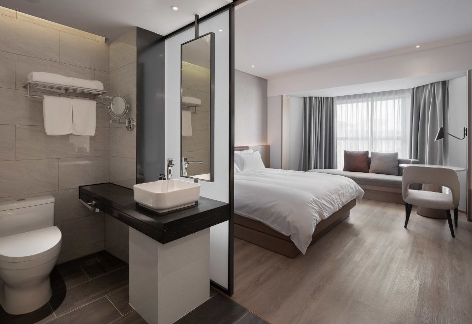 Holiday Inn Shanghai HuaxiaSuperior Queen Room