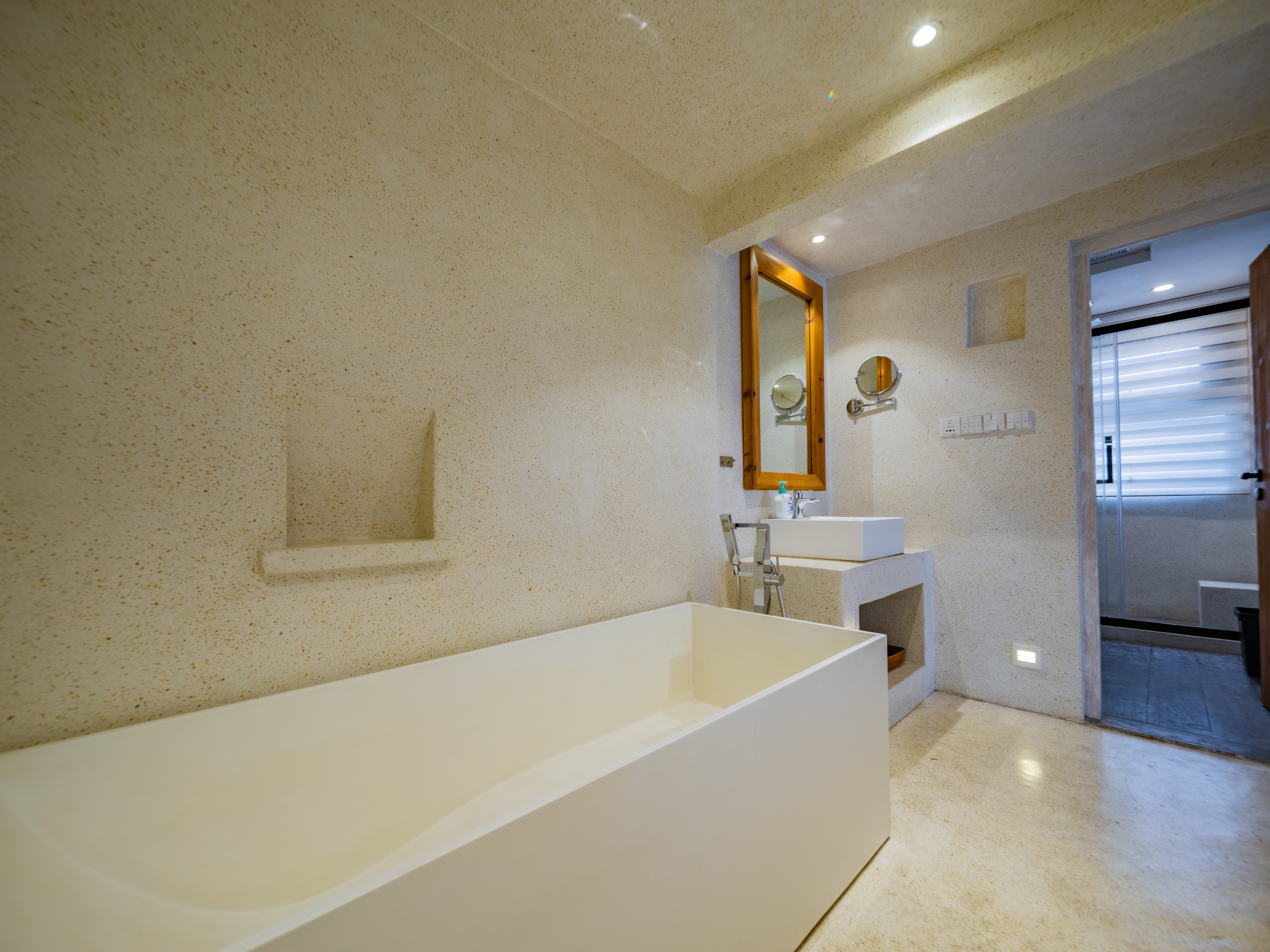 左右庭院?City浴缸大床套房「泡浴+vip电影+mini冰箱」