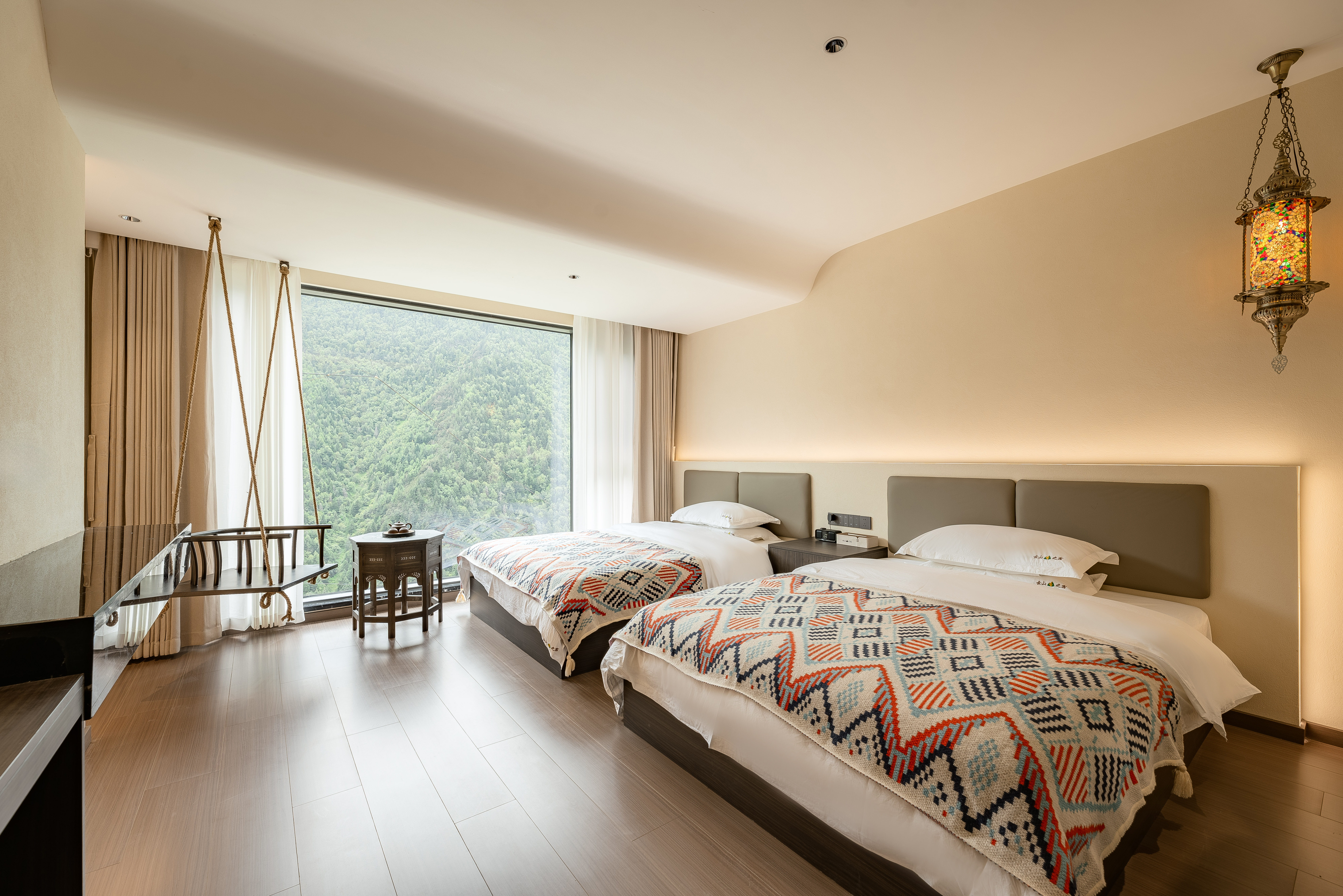 與秋眠·依山觀景雙床房（地暖+白鵝絨被+智能客控+乳膠床墊+乳膠枕頭）