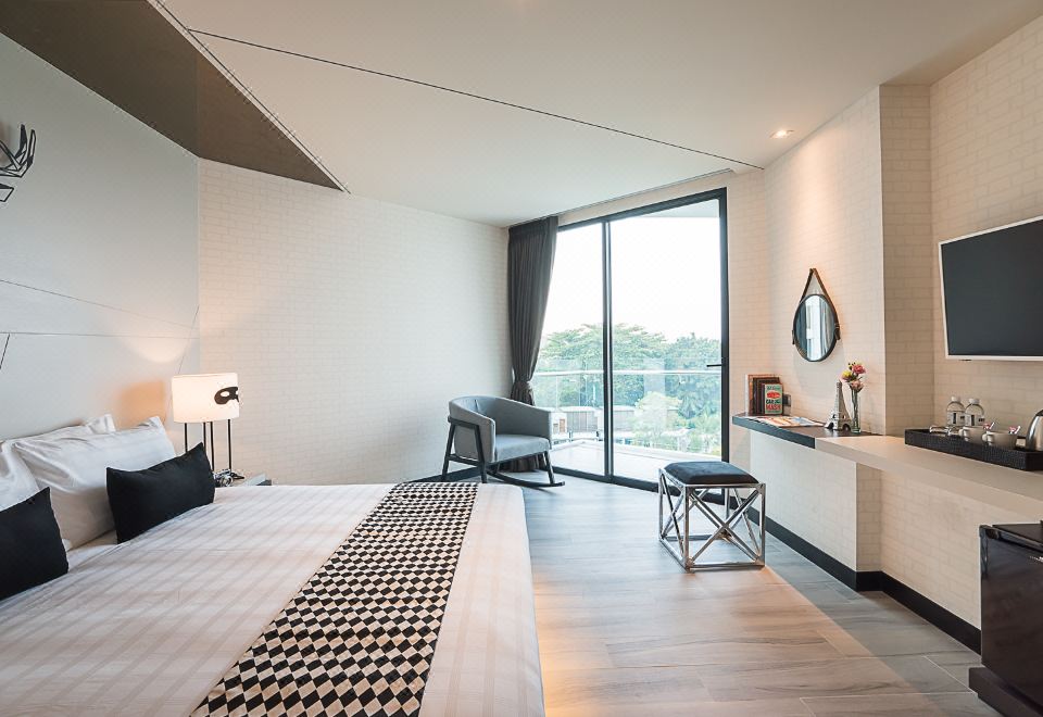 Mera Mare PattayaDeluxe King Room with Sea View