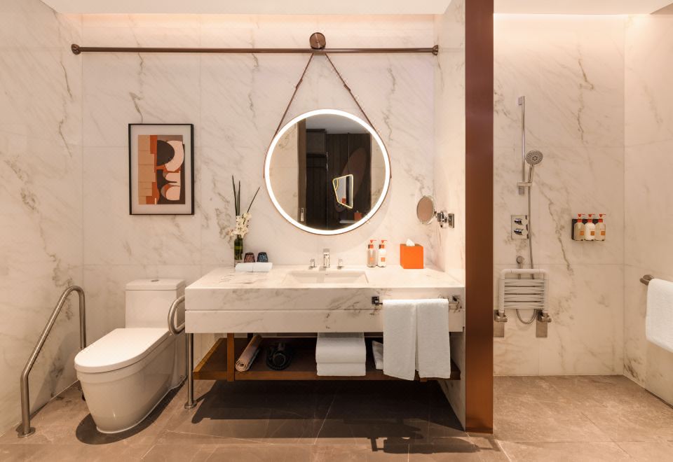 Crowne Plaza Qingdao Jinshui, an IHG Hotel1 King Standard Accessible