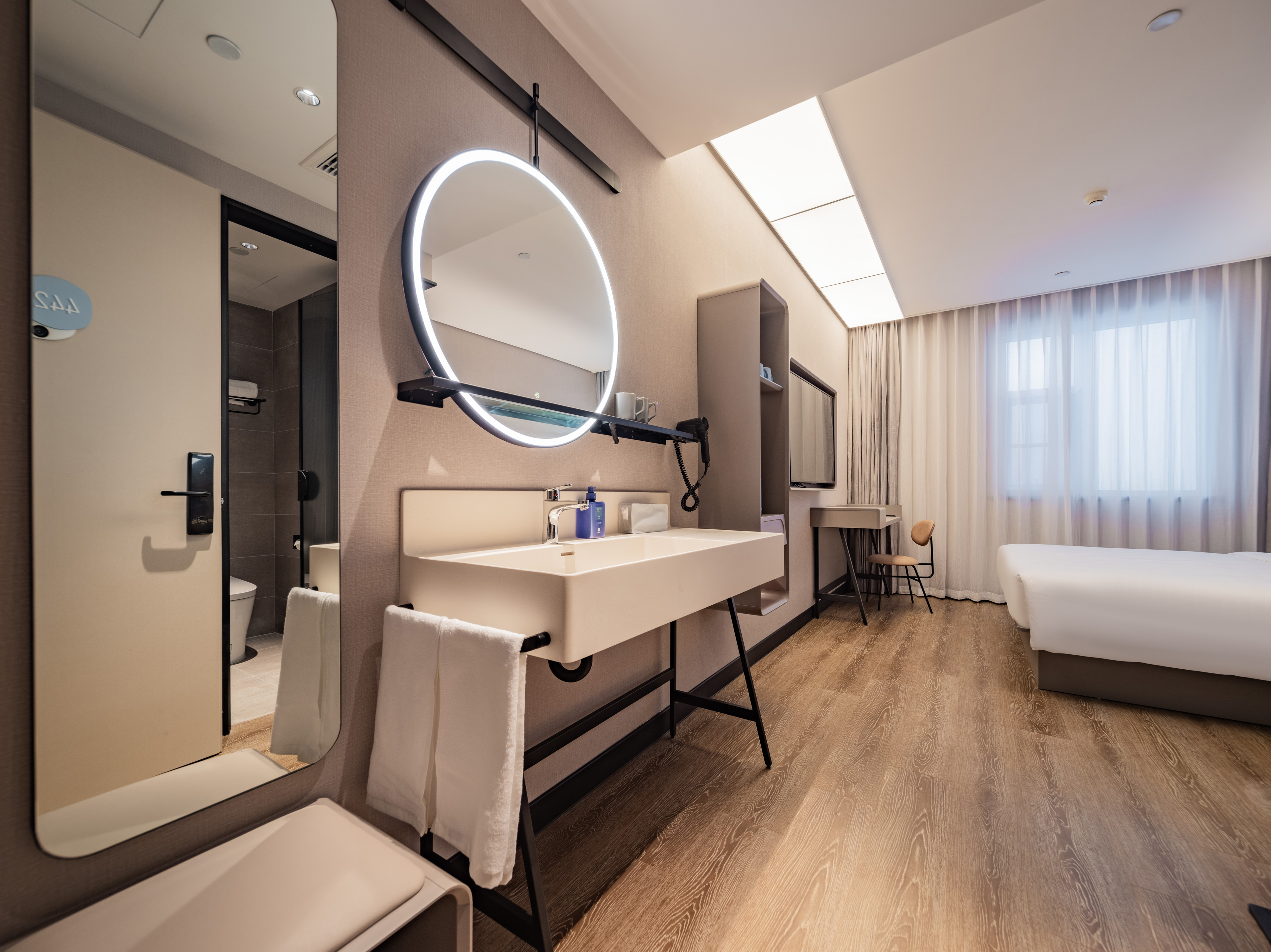 高级大床房【55寸投屏电视+独立空调+记忆枕】