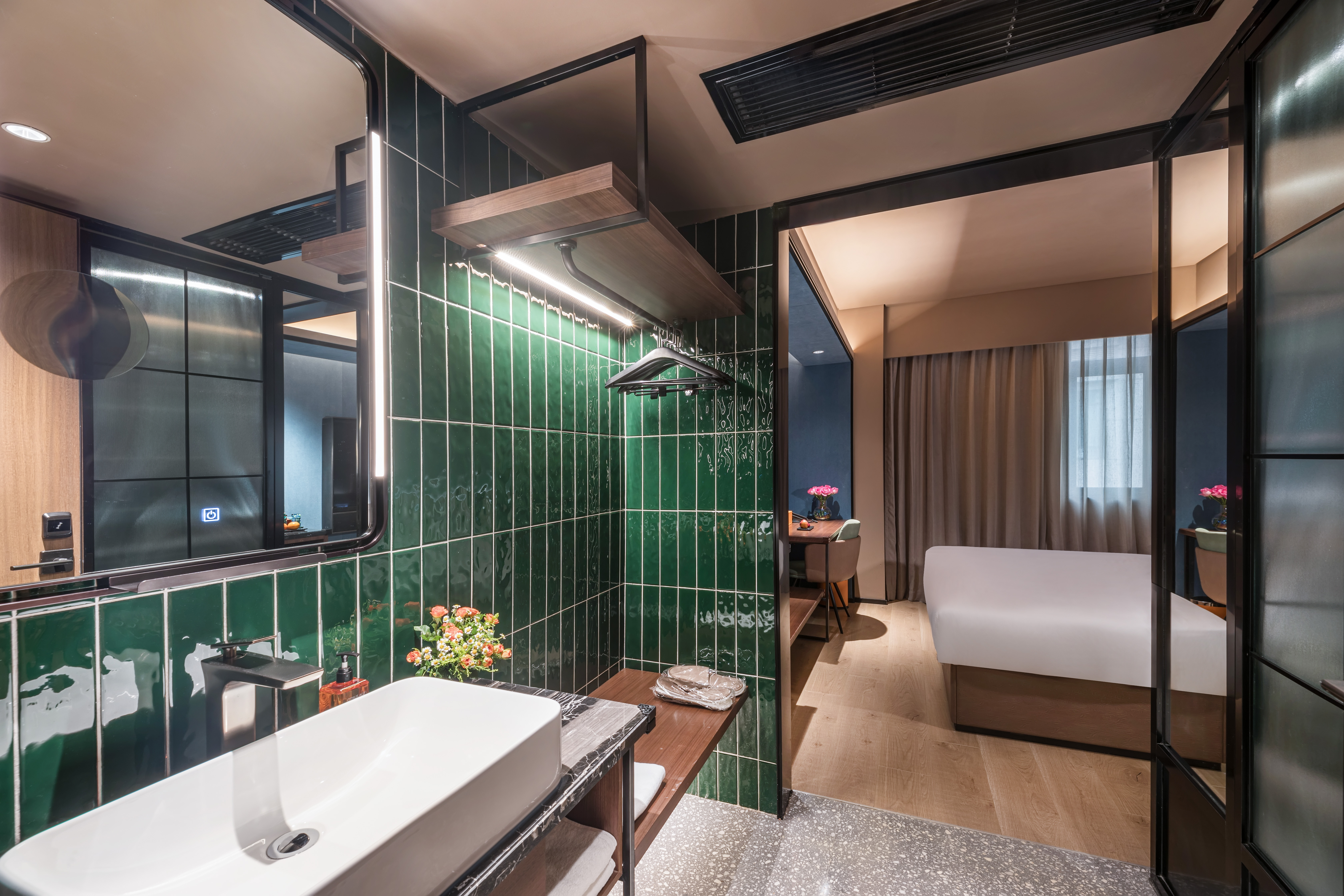 高级大床房（智能客控+KINGKOIL床垫+迷你冰箱）