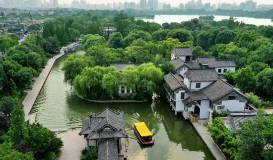 Shangquan Lishe Spring Culture (Daming Lake Chaoran Tower)