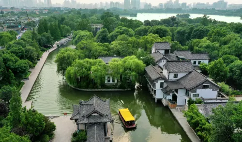 Shangquan Lishe Spring Culture (Daming Lake Chaoran Tower)