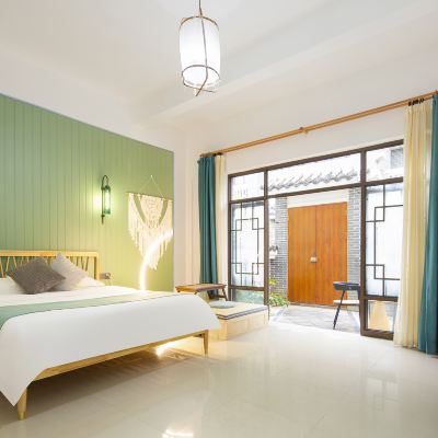 月下庭院大床房 蕉葉民宿（三亞免税城店）優惠