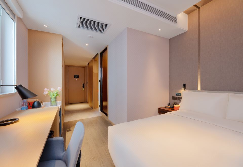 Atour Hotel (Lanzhou Xiguan Zhangye Road Pedestrian Street)Elegant Queen Room