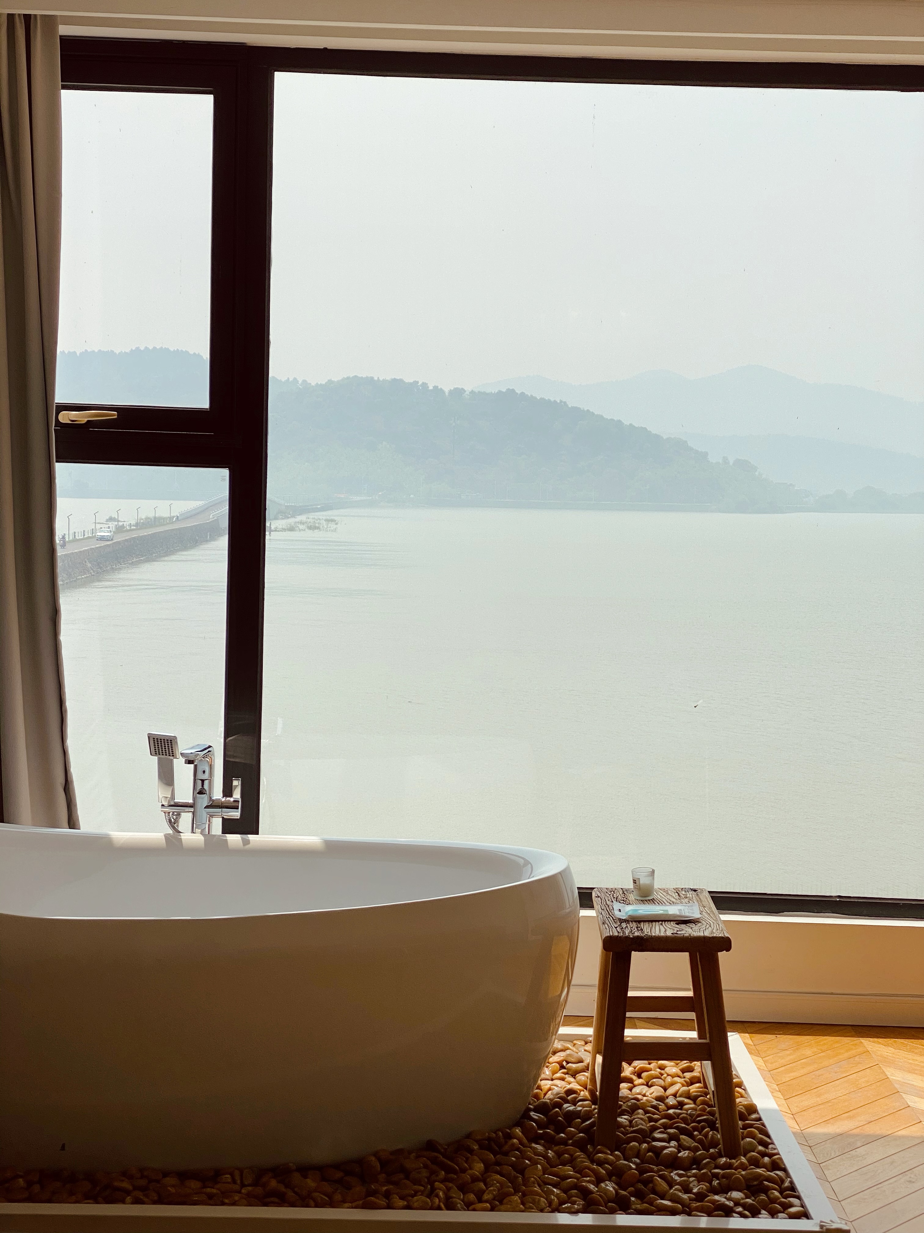 高级湖景套房202（落日.浴缸赏湖中央空调）