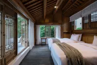 Shilily WeiYan Heritage Hot Spring Resort Hotel Отели в г. 