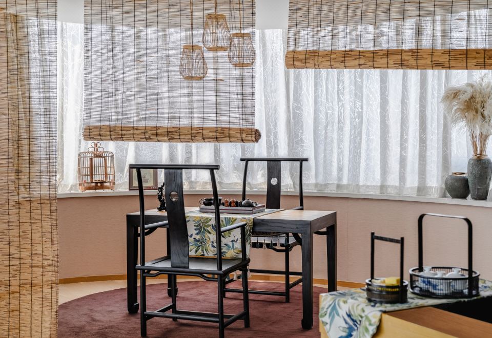 Somerset Riverview ChengduXishu Theme Suite (Separate Living Room, Sichuan Embroidery Style)