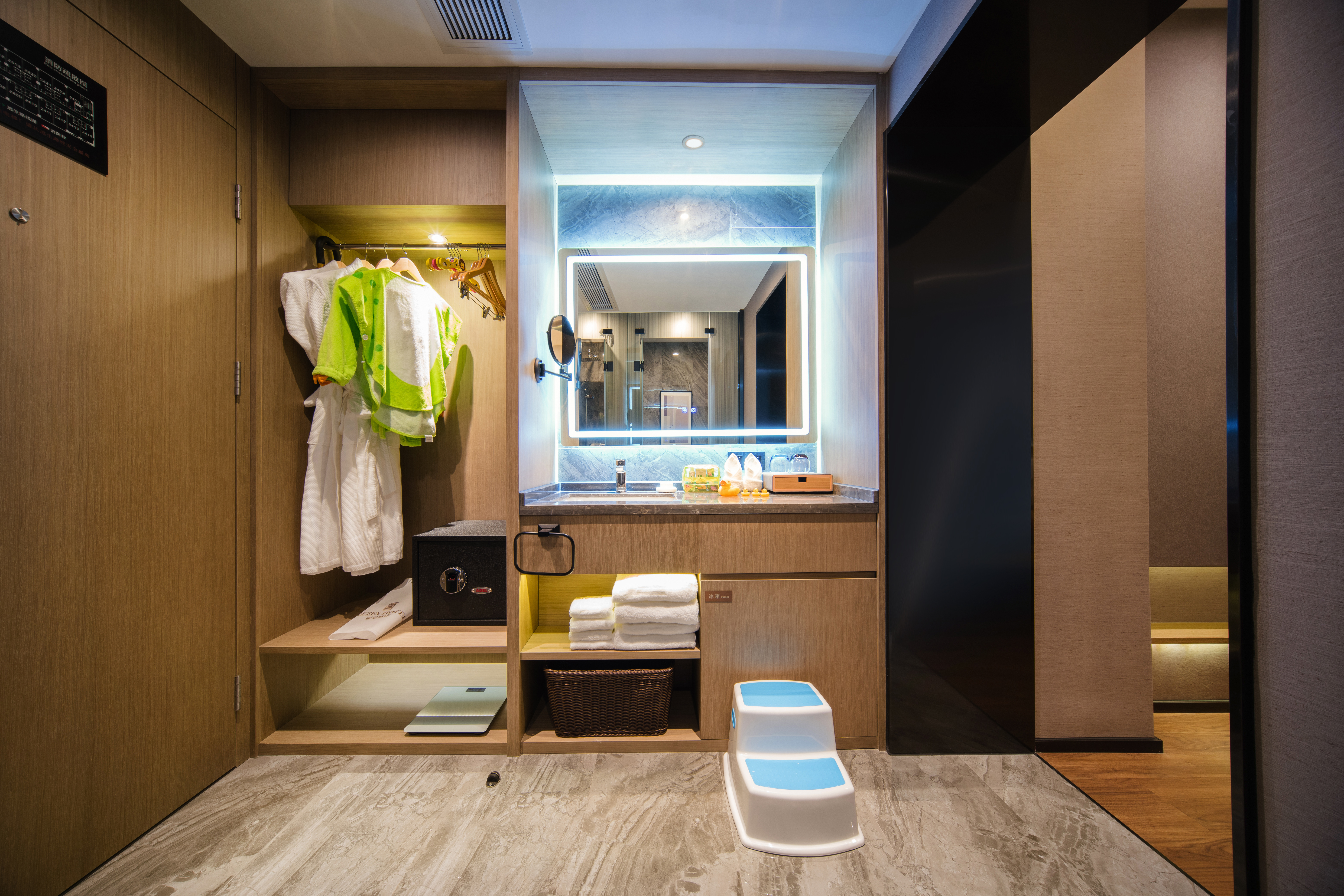 高空城景主题亲子房〔大小床+电动窗帘+休息沙发茶座+小童浴袍+乾湿分离〕