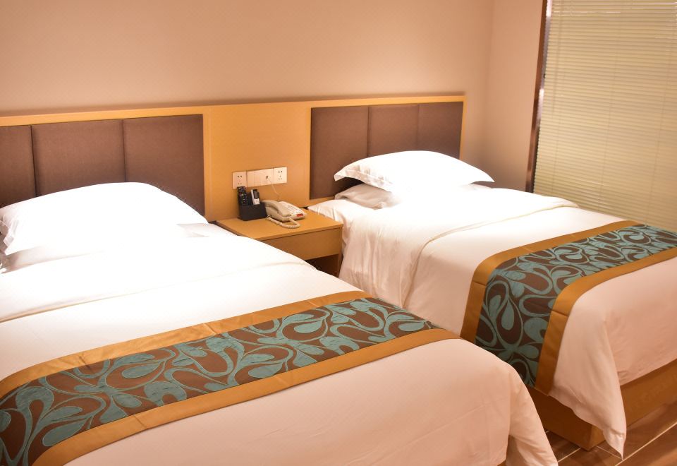 RoEasy Exquisite Hotel Guestroom (2 beds)