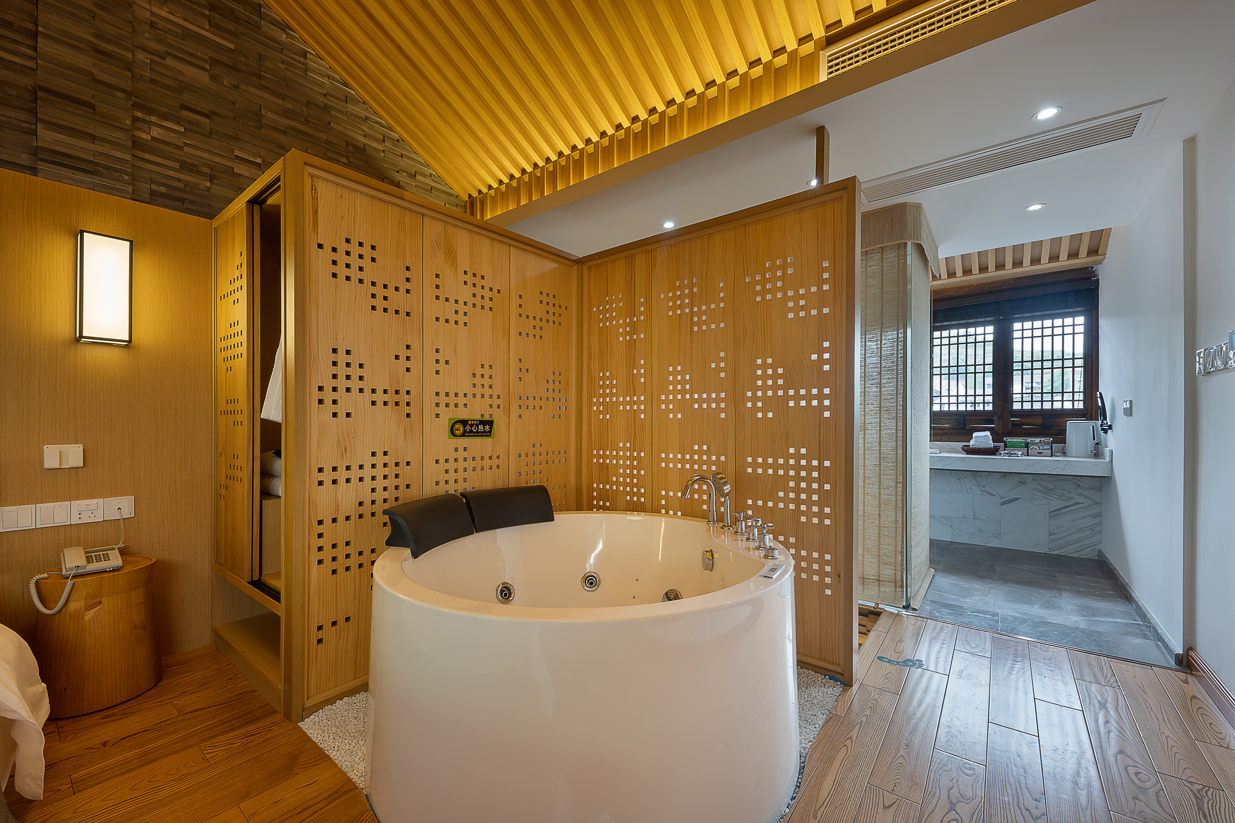 小楼枫情·Loft复式大床套房·按摩浴缸