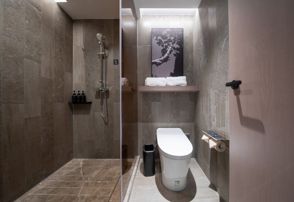 Atour S Hotel, Hisense Plaza, Qingdao Olympic Sailing CenterSuperior Double Bed Room (Mini Fridge + Leifen Hair Dryer + Screen Projection TV)