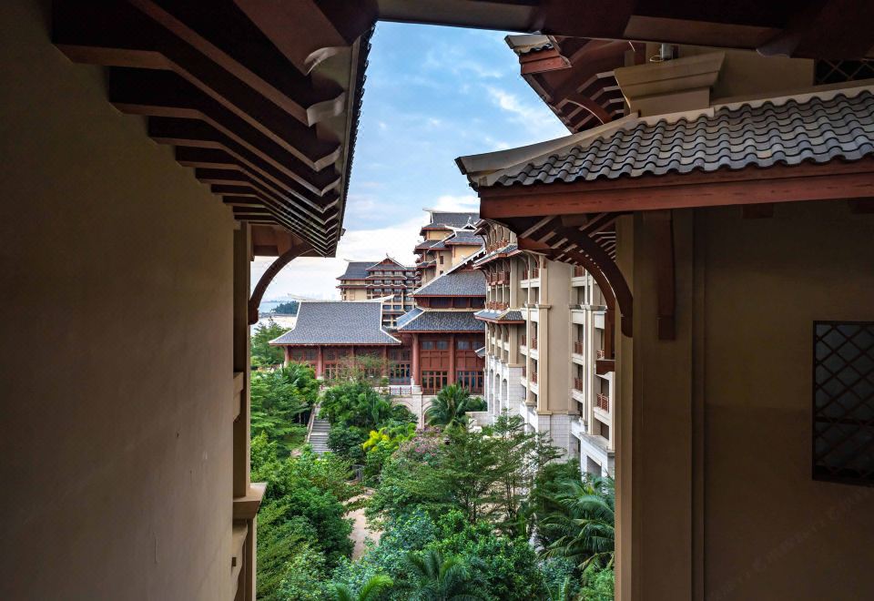 豪華花園大床房丨蒼翠錯落·亭廊掩映