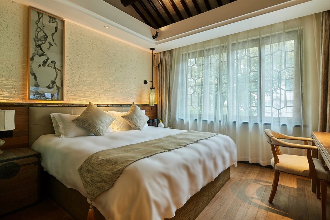 Yiman Hotel (Suzhou Guanqianjie Pingjiang Road Scenic Area)临河大床房（智能声控+小冰箱+乐家衞浴）