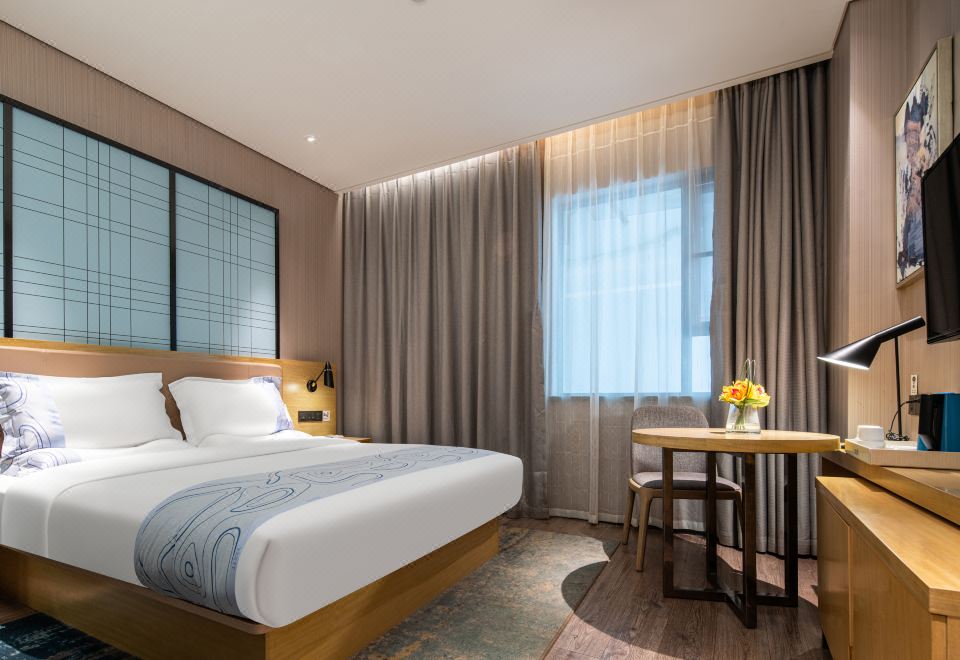 Elegant Business Room (Double bed) (Desk)