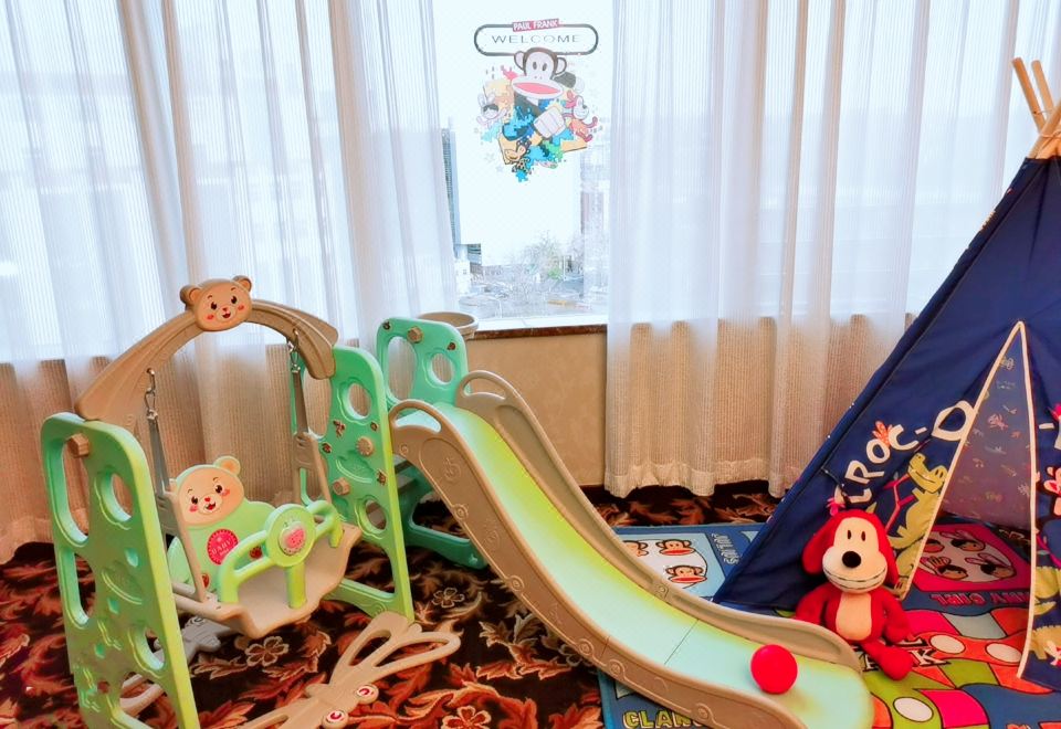 Howard Johnson Paragon Hotel BeijingThemed Family Friendly Suite
