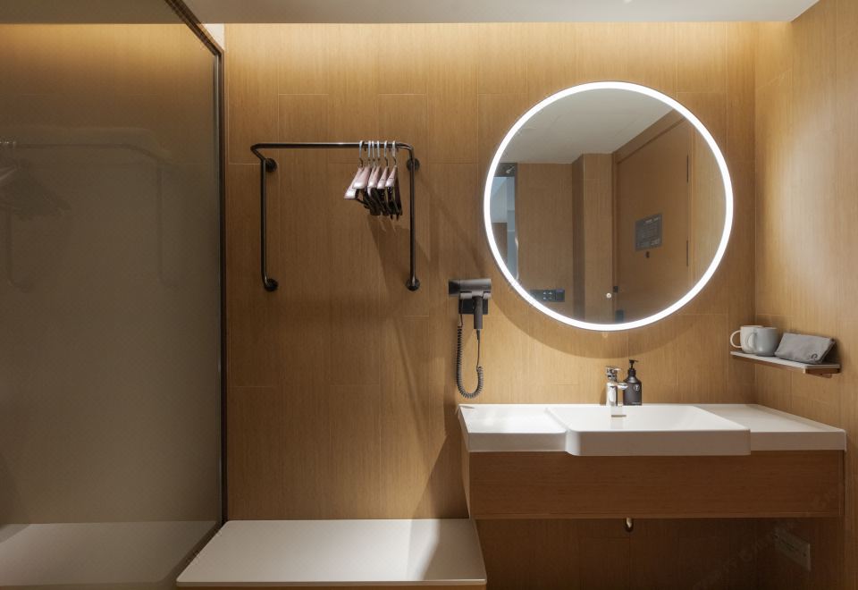 高级大床房（65寸4K电视投屏+智能客控）