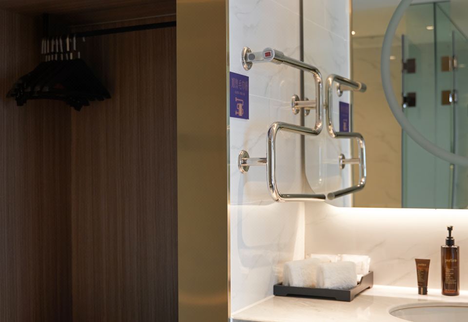 商務套房（65寸可投屏+小冰箱＋加熱毛巾桿）